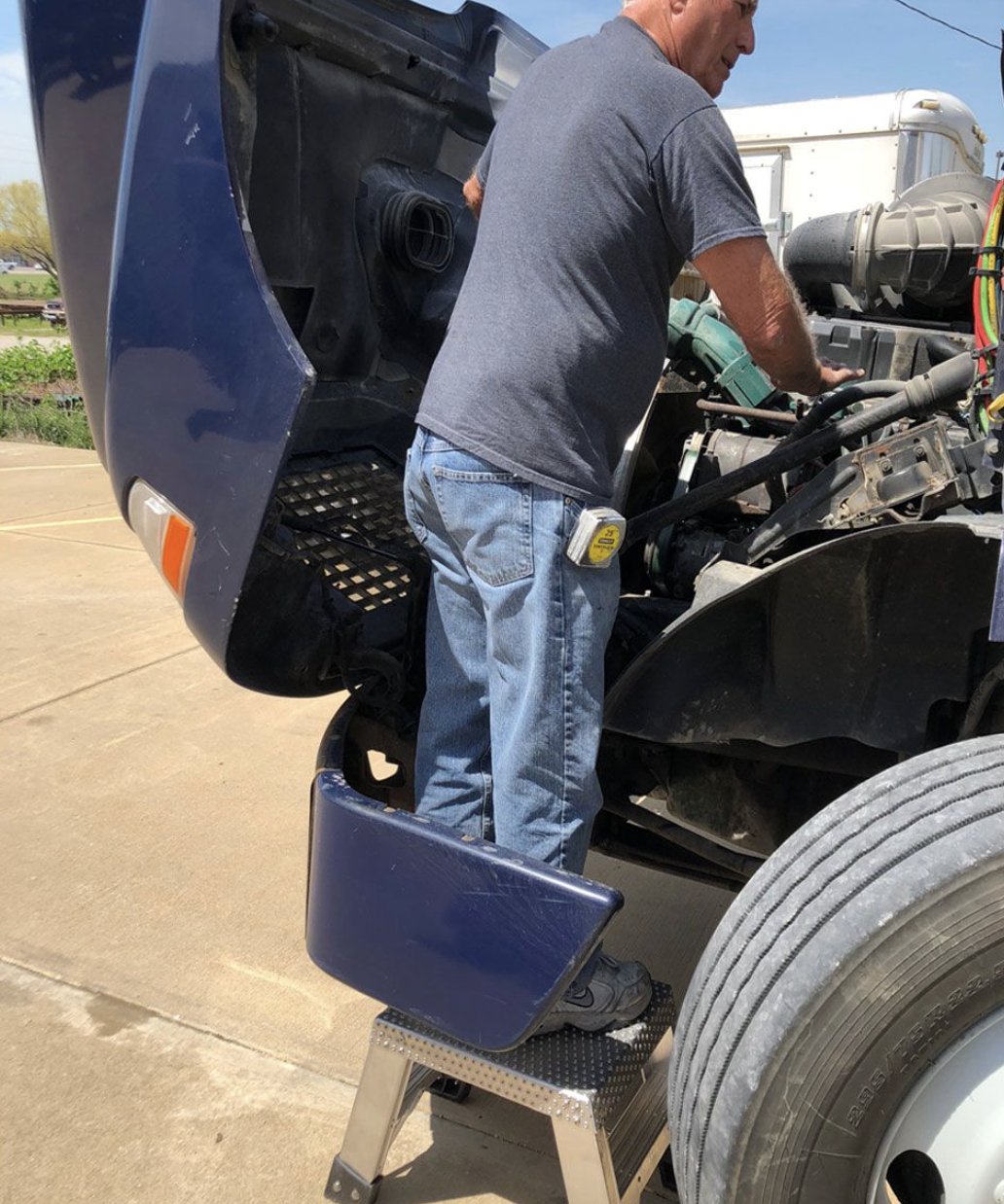 this image shows mobile diesel mechanics in Brownsville, TX